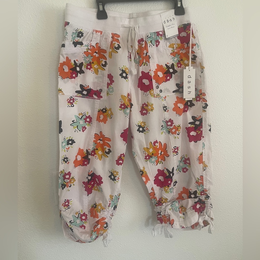 White multi floral capri pants for women size small